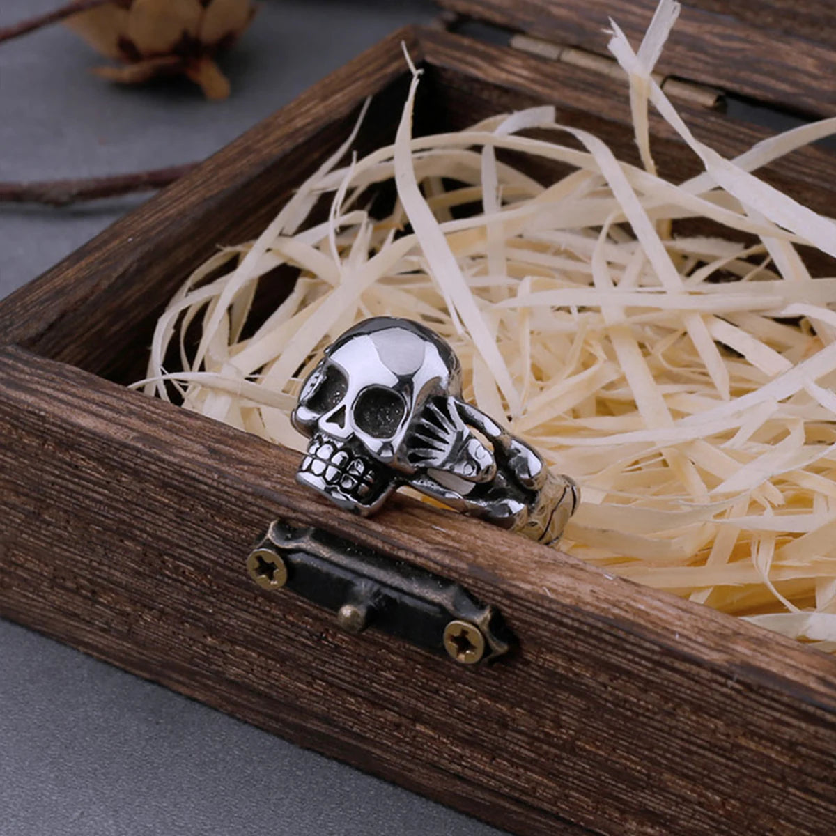 Blackcraft Cult Gothic Hand Holding Skull Ring Men's Retro Rock Index Finger Hip Hop Ring Biker Street Simple Jewelry Gift Wooden Box Skull Gothic Black