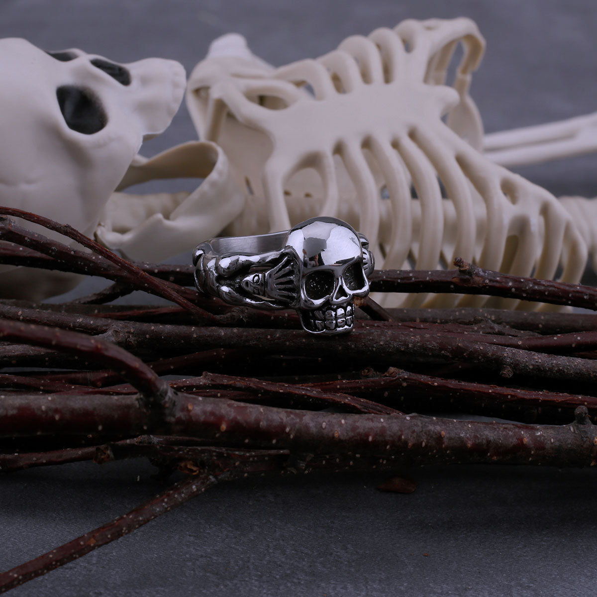 Blackcraft Cult Gothic Hand Holding Skull Ring Men's Retro Rock Index Finger Hip Hop Ring Biker Street Simple Jewelry Gift Wooden Box Skull Gothic Black